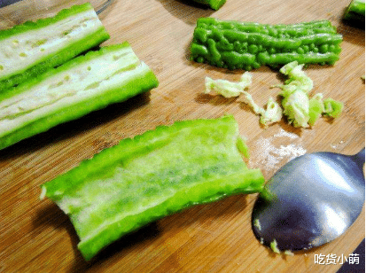 辣椒炒肉▲原来切掉苦瓜的“苦源”，一点苦味都没有，大厨：只需这样就OK