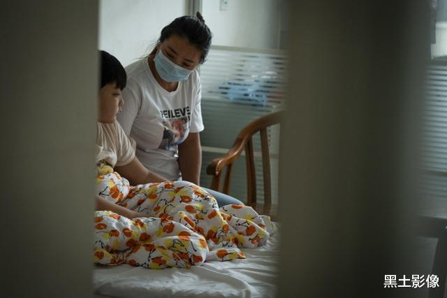 黑土影像|山东一男童患重症引发家庭巨变，母亲遭父亲怒骂：都是你惹的祸