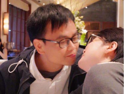 「袁立」袁立小11岁老公近照，36岁似小鲜肉，二人结婚一年幸福恩爱
