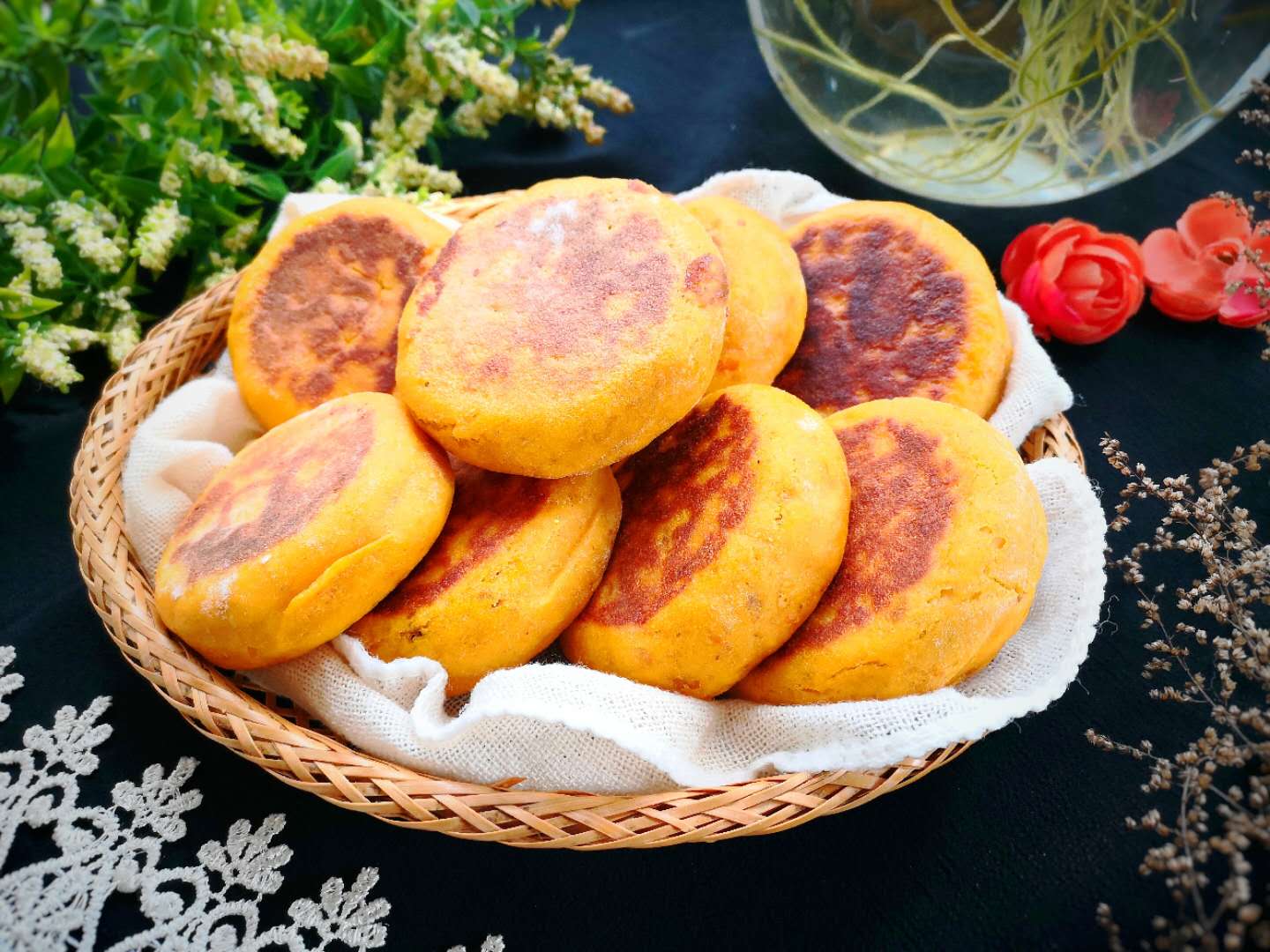 [南瓜]春天，多给孩子吃这小饼，咬一口满是料，我家一周做5回，太香了！