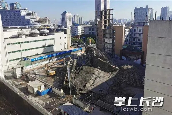 长沙|烂尾25年！长沙这栋楼终于拆了！