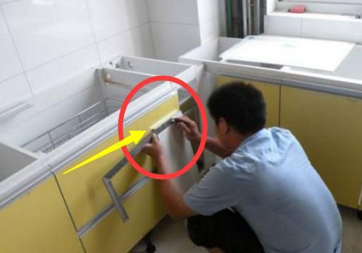 ▲邻居只是在橱柜下多装个小东西，做饭起来方便多了，知道晚了