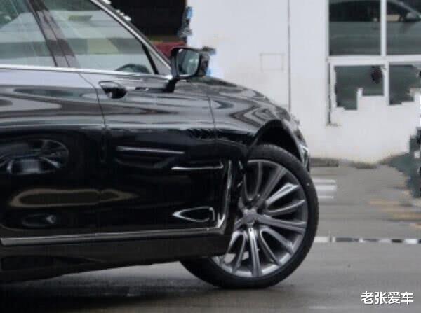 『宝马7系』30岁男人的梦想车，连跌18万，比S级还火，随便开到哪都有面子