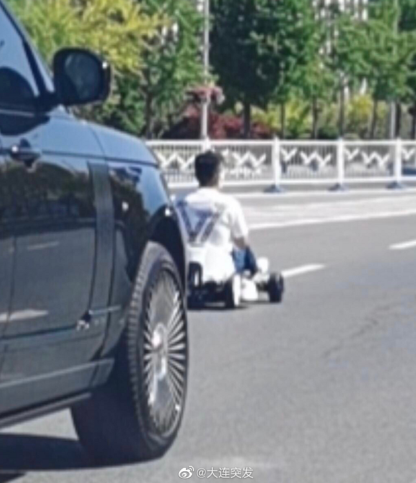 平衡车:事发大连火车站附近!一对男女竟当街…