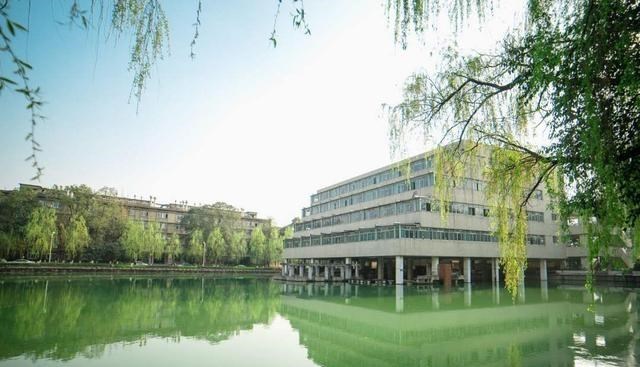 「高校」两所实力雄厚高校，地理位置优越，性价比很高 值得报考！附录取分