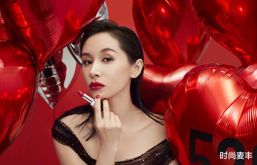 【王子文】王子文太高级了吧，穿黑色V领礼服涂大红唇，满屏冷艳美不胜收