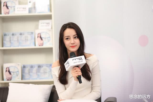 「迪丽热巴」热巴唯一不用避嫌的男艺人,节目里主动牵手,网友:羡慕!