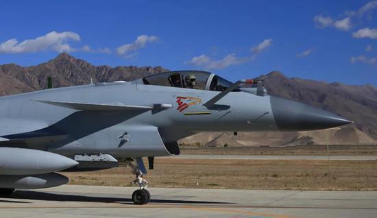 印度@印军战机、坦克增援边境，称不惧三面树敌，惨败耻辱不会重演！