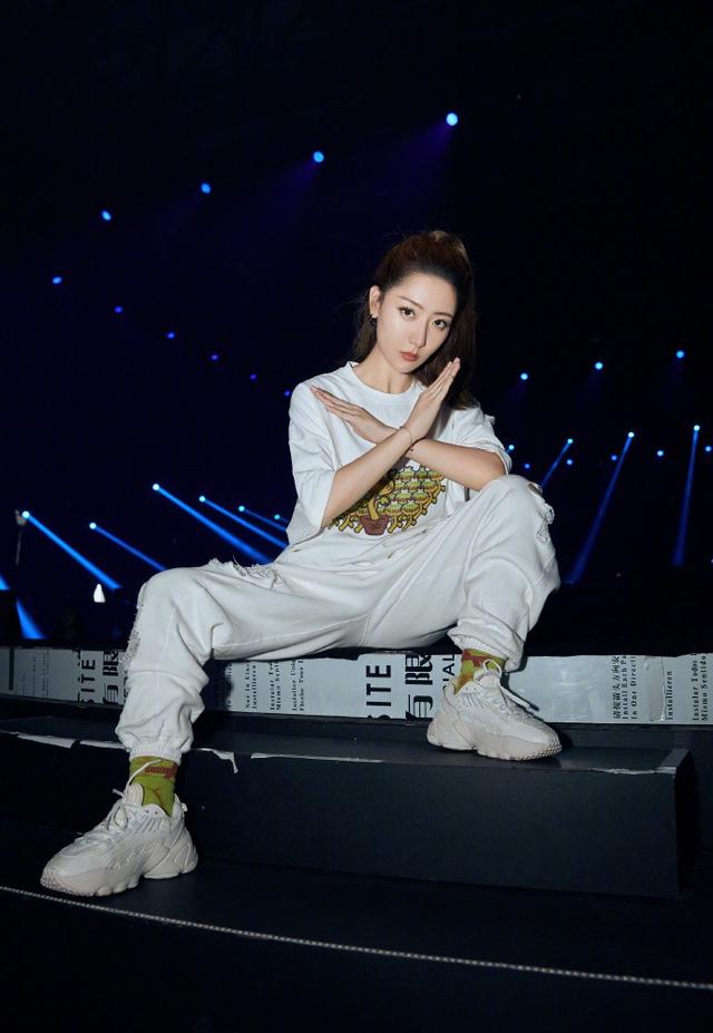 西装|34岁白冰终于发力了！穿一身白色连体西装干练大气，长卷发温柔高级