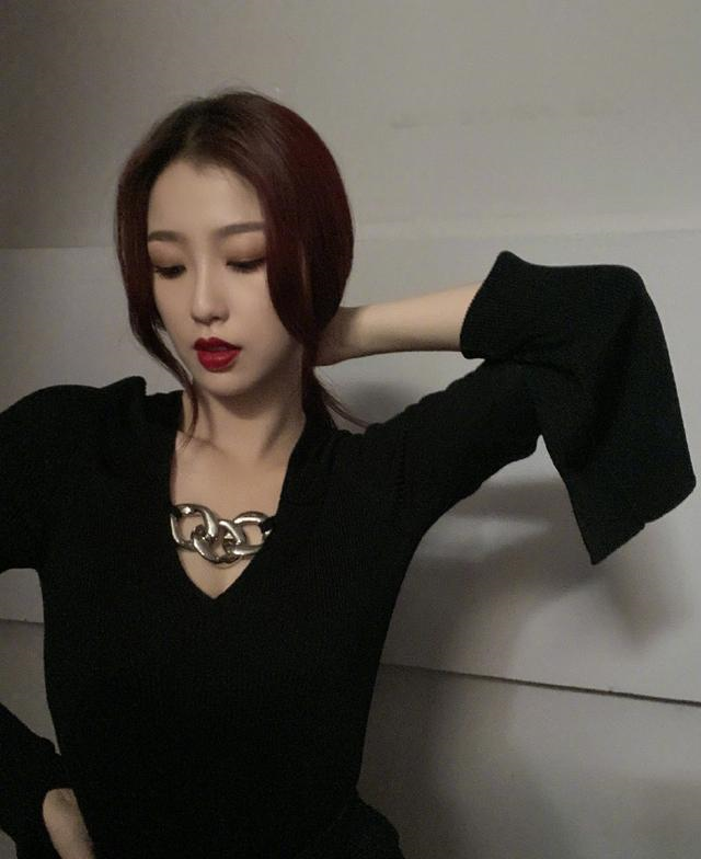 杨超越|杨超越登顶华语女歌手榜，邓紫棋难得进前十，歌手的门槛越来越低
