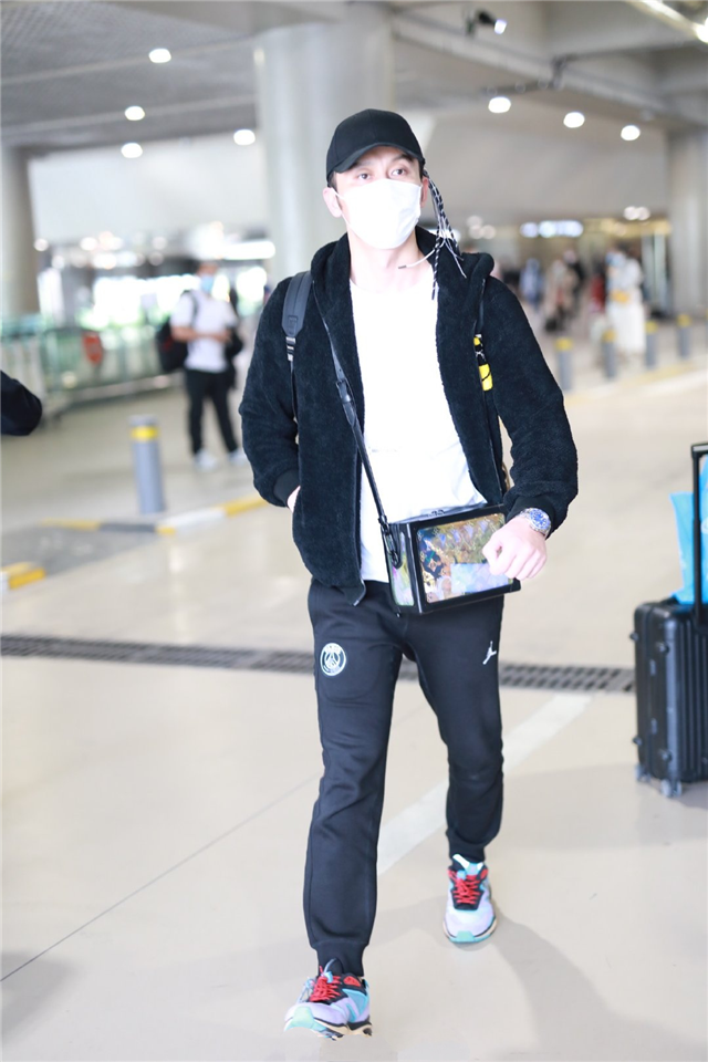 【李晨】李晨一审败诉后现身机场,神情黯淡稍显疲惫