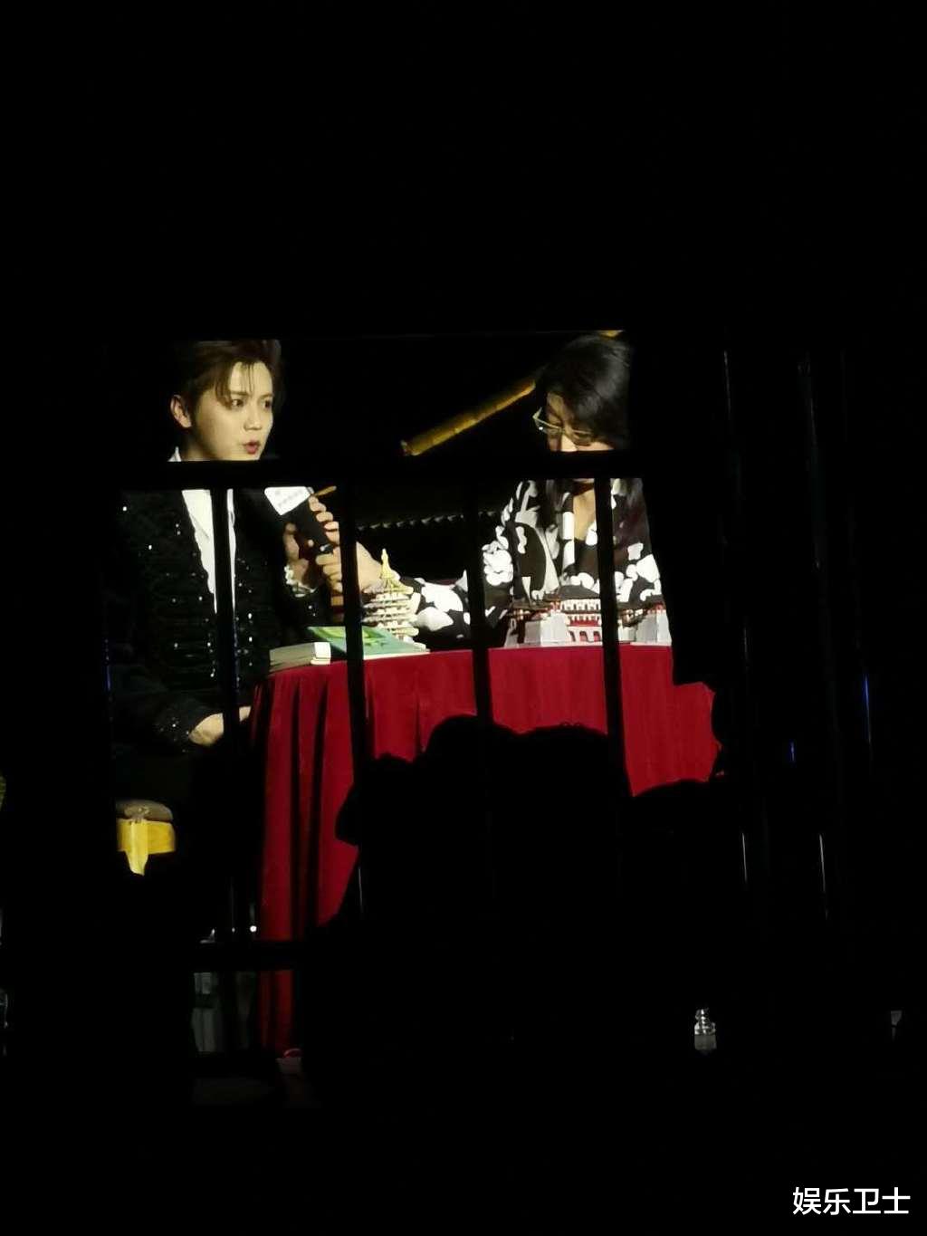 鹿晗|鹿晗参加央视中秋晚会，尬笑回应春晚时叫主持人阿姨，吴亦凡陈伟霆被cue