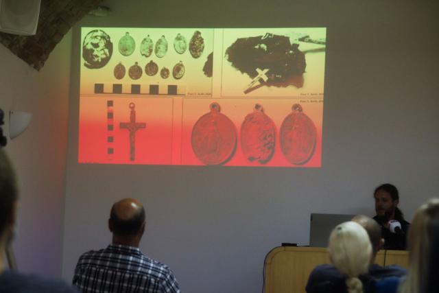 睹图|14米深的乱葬坑挖出250具尸骨,大多是年轻人,都被残忍杀害