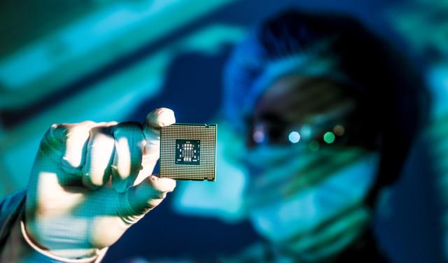 『芯片』500亿的芯片界首富诞生！一年身价暴涨5倍，背后公司市值1500亿