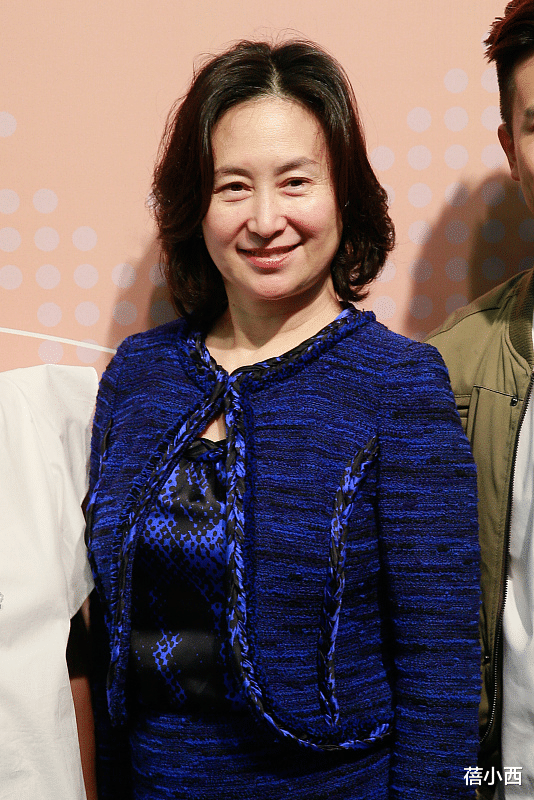 穿衣搭配|何超琼穿出了60后想要的高级感，深蓝色套裙配短发，优雅又气质