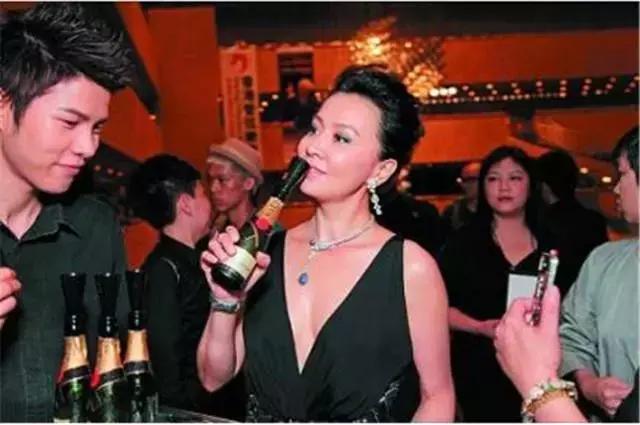 「舒淇」“嗜酒如命”的5位女星，第3位不喝酒不睡觉，第5位把酒当水喝