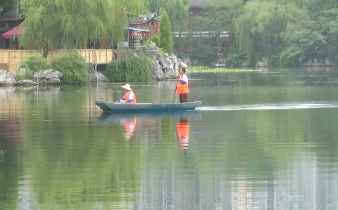 贵阳网|贵阳大叔跳湖救人，两部手机废了！目击者：手机我们买！