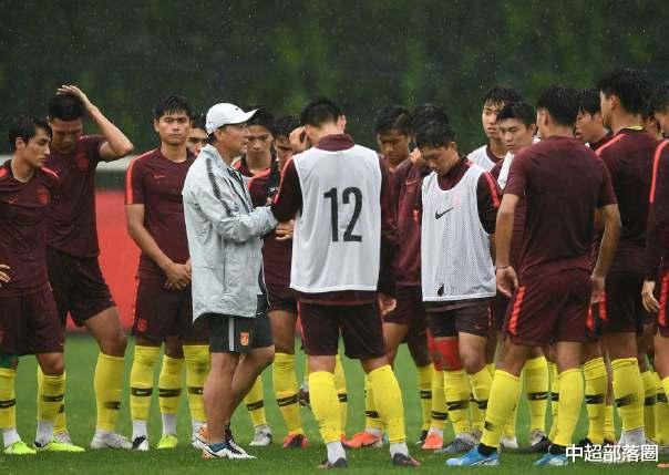 国青▲上午9点，沪媒为国青6人发声：足协取消踢联赛资格，属于严重越位