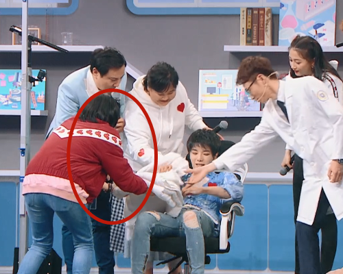 『华晨宇』华晨宇被气球里的水淋湿，其他人都在旁观，只有一人主动拿毛巾