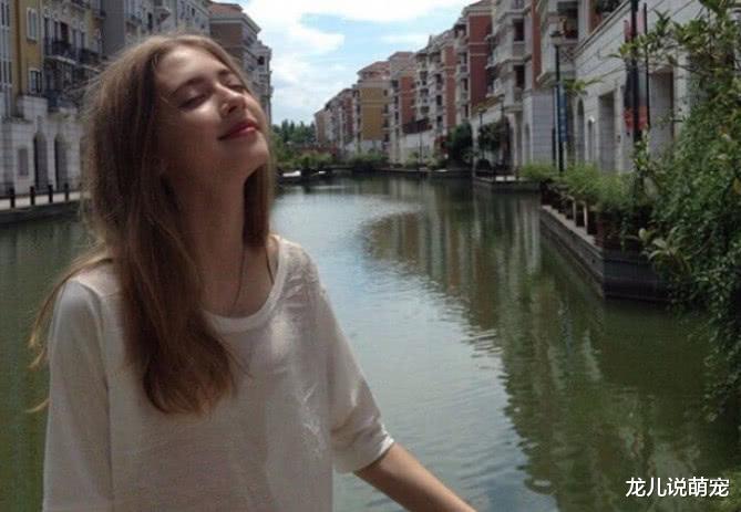 当跟异性一起吃饭时，如果有这些行为，那么可能就不是单纯的朋友关系了