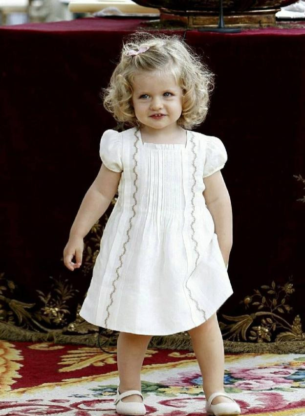 卷发▲莱昂诺尔小时候一头卷发，莱后为啥不帮她梳理，天生丽质没办法