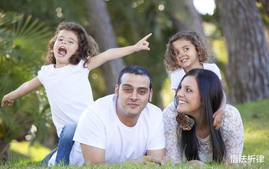 「」离婚6年后儿子出了交通事故，男子要求前妻均分赔偿金，合理吗？