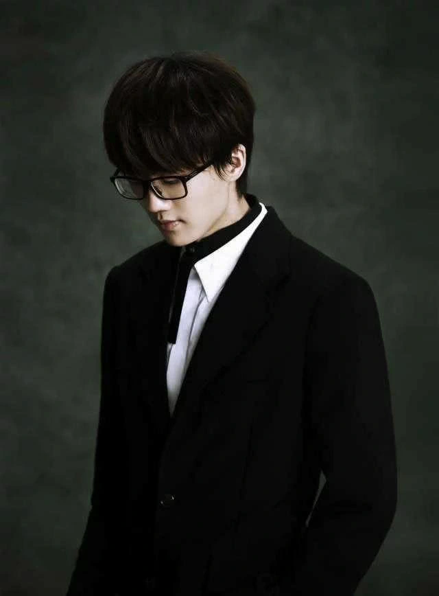 『许嵩』平时像个“过气”歌手，一开演唱会却座无虚席，票都抢不到