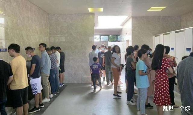 国庆节|节假日的高速到底有多堵？路上健身垂钓广场舞，服务区厕所抢着用