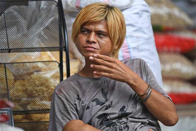 洪金宝|民间处处有明星：“洪金宝”卖菠萝、“刘青云”街头炒栗子