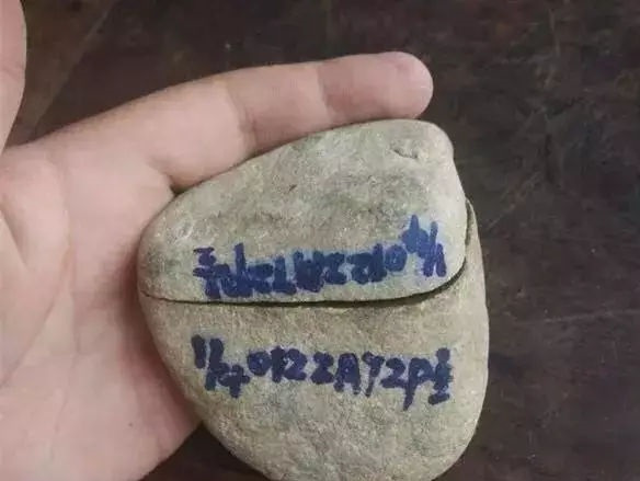 「翡翠」玉不琢不成器,将一般的原石精雕细琢后,变成精美的翡翠叶子!