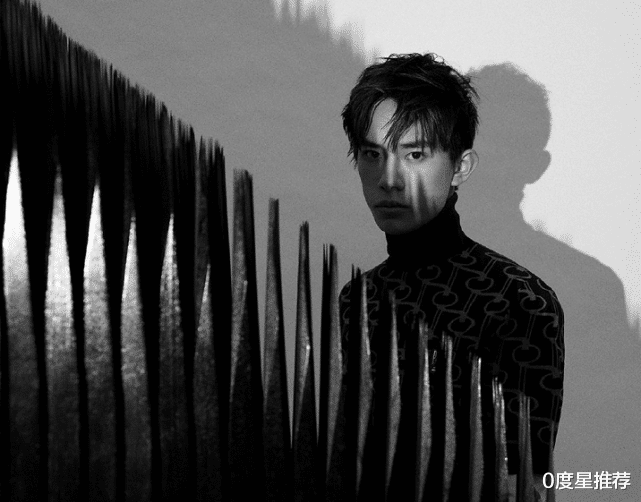 『易烊千玺』易烊千玺又对发型“下手”了？大胆挑战刺猬刘海，看起来像30岁