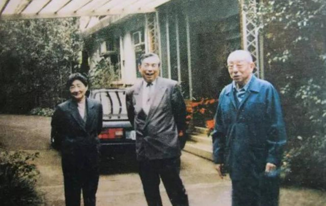 「张学良」张学良100岁时遇到一位年轻人，得知他身份，少帅一愣，一语不发