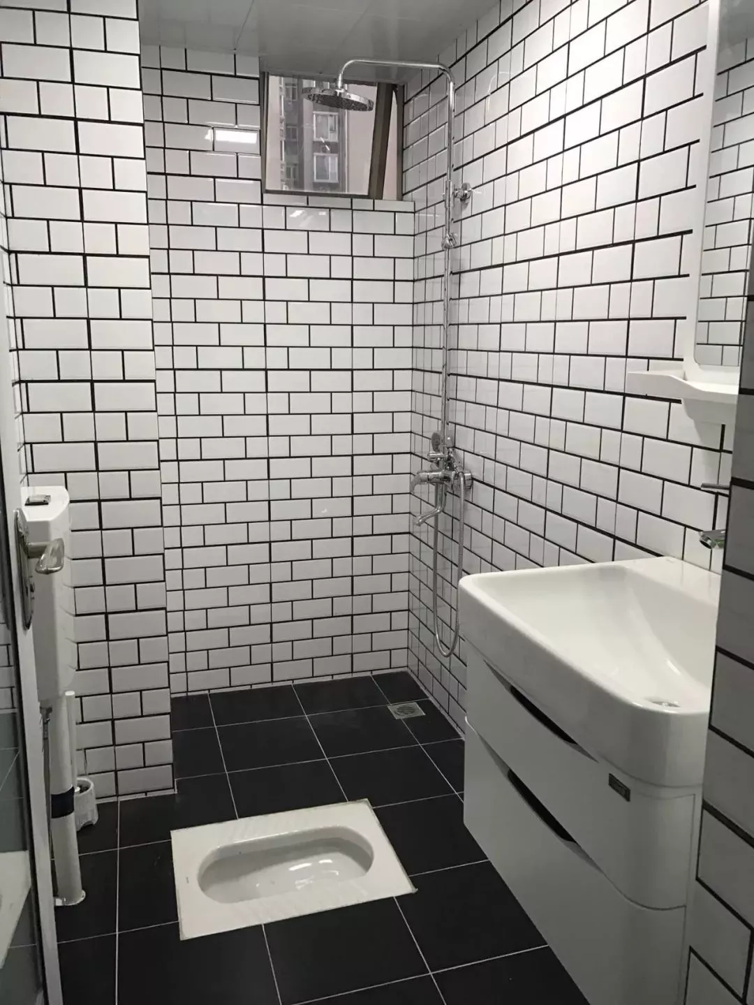 迷你的小户型卫生间，就算做不了干湿分离，也要很好看