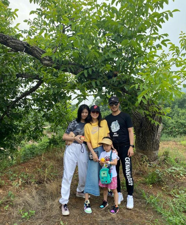 章子怡|汪峰一家四口果园摘桃，小苹果紧贴章子怡合影，感情超好