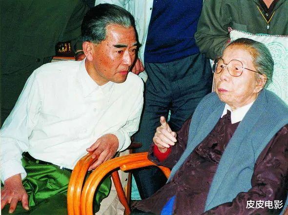邓颖超|因演的太像周恩来总理，邓颖超观影时身体前倾，观众涕泪横流
