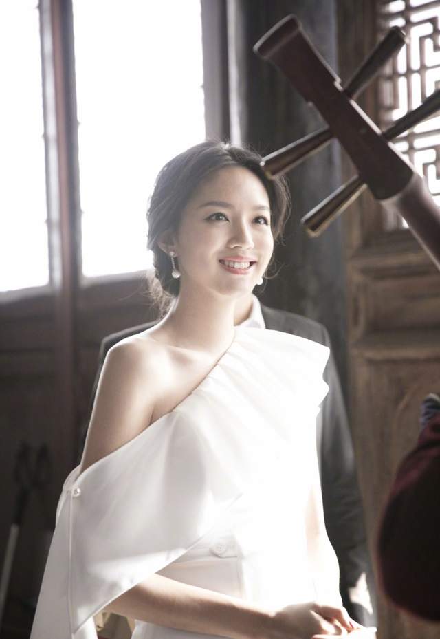 张梓琳|张梓琳晒女儿玩雪照，4岁半Evelyn长发及腰，身高优越