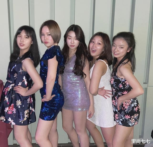 李静|李静女儿音乐节真放得开，短裙配浓妆不像17岁，背3万包太大牌