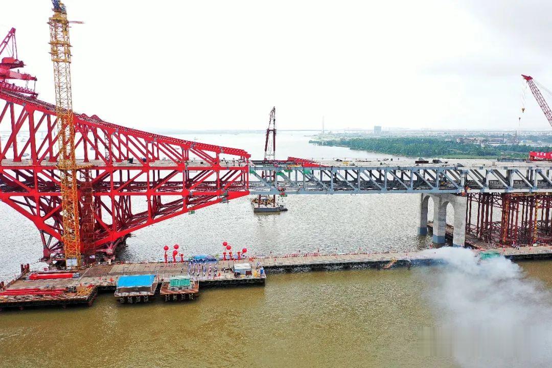 [民警]“世界第一跨”明珠湾大桥边跨合龙！