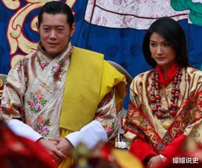 21歲不丹王後好寒酸！大婚戴絨佈王冠掉價，被印度美女搶瞭風頭-圖6