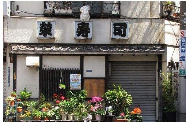 『日本旅游』去日本旅游,看到日本人家门口放着几大瓶水,是用来干什么的