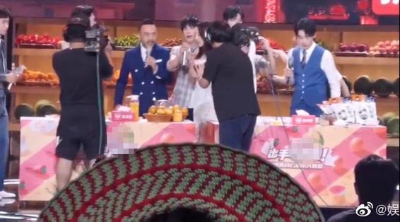 浙江大学■迪丽热巴直播出事故，突遇男粉丝拿钻戒下跪求婚，还好汪涵反应快