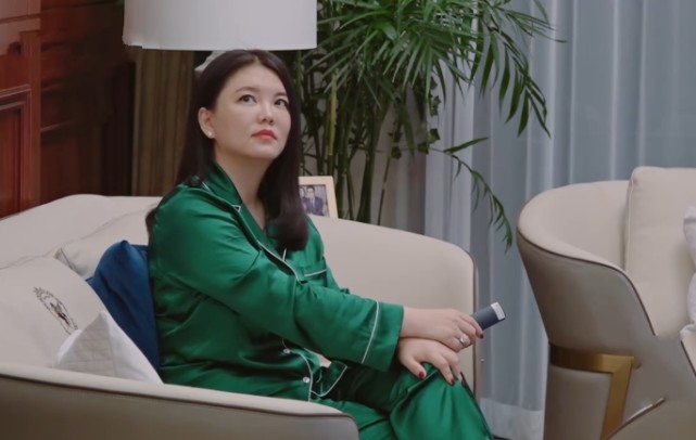 李湘|李湘为证明没长胖，双脚上称测量体重，镜头特写到脚部，懵了