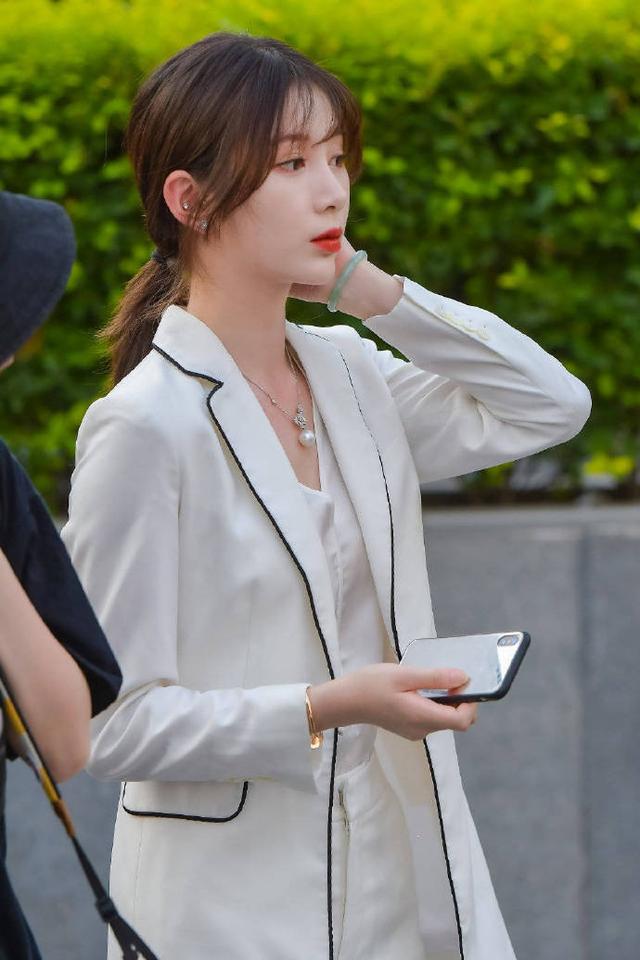 职业装|女白领职业装太有魅力,简约不失甜美,轻松展现自信美