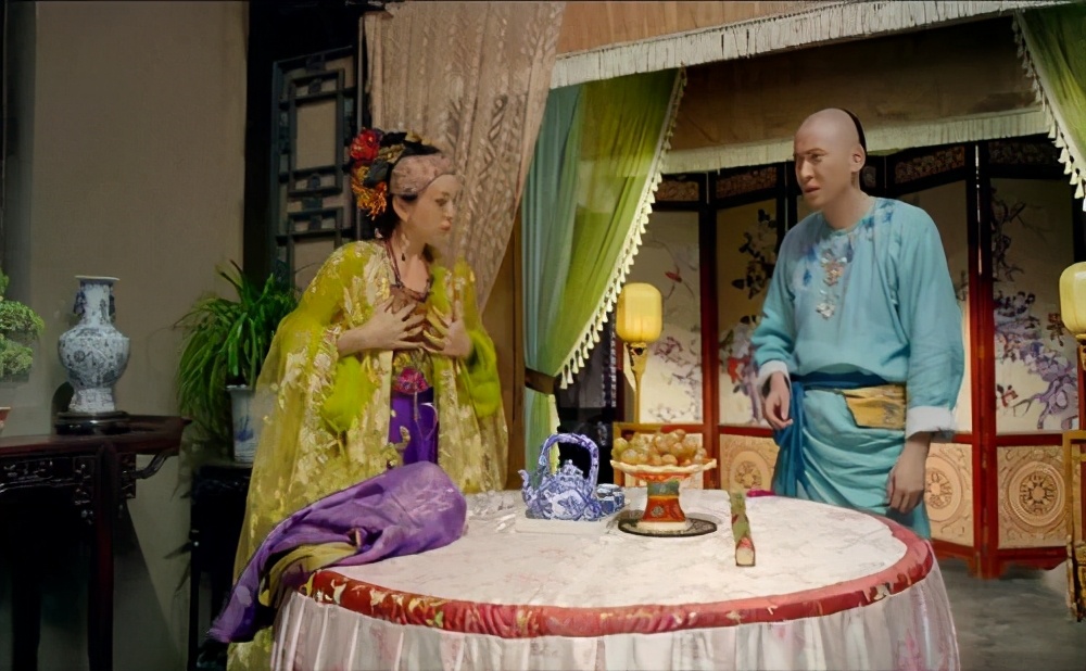 韦小宝|新版《鹿鼎记》韦小宝的妈妈太漂亮，身穿黑蕾丝裙太时尚太前卫了