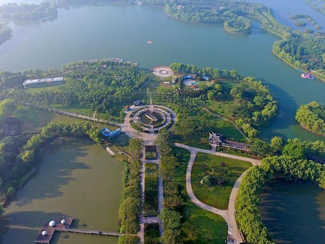 盐城■我国唯一没有山的城市，最高海拔仅8.5米，老人们一辈子没见过山