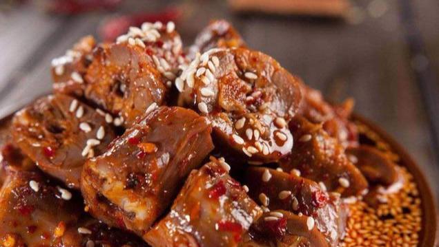 薇娅▲薇娅在零食节推荐的3款美食，吃一口就上瘾，真心实惠回馈粉丝