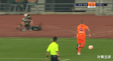 山东鲁能|首秀3分钟，1脚踩踏，直接红牌！鲁能急了：7人围住裁判理论