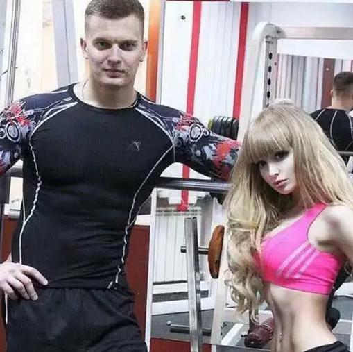 ：6岁外国女孩被当做芭比娃娃养，像个被囚禁的可怜布偶，现状如何