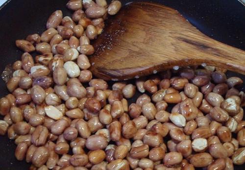 ##炒花生,只懂放油可不行!学会这1招,花生又香又脆又酥,好吃!