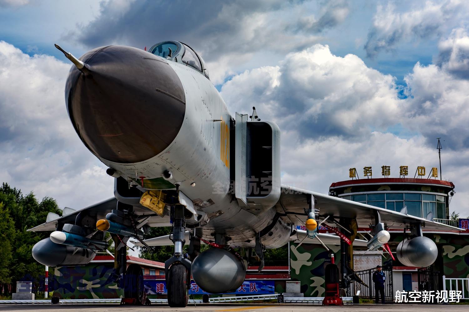 [歼-8]30年前空中美男子成追捧对象，如今宝刀不老，接班人一个比一个强